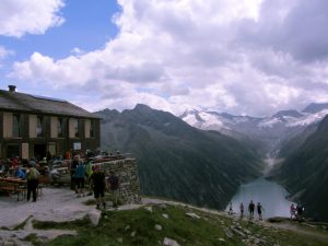 Olperer Hütte über dem Schlegeis-Stausee mit Blick auf Gletscher im Zillertal