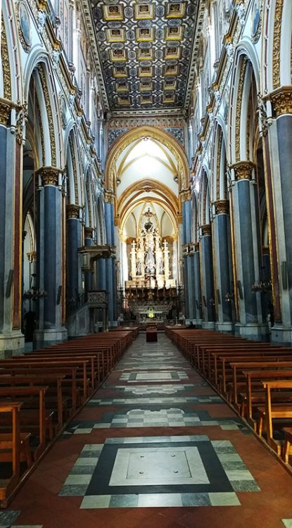 Hauptschiff der Kirche San Domenico Maggiore Sitzbänke Altar