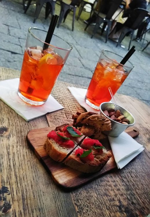 Neapel Piazza San Domenico Maggiore Bar Jamón Aperol Spritz und Bruschette