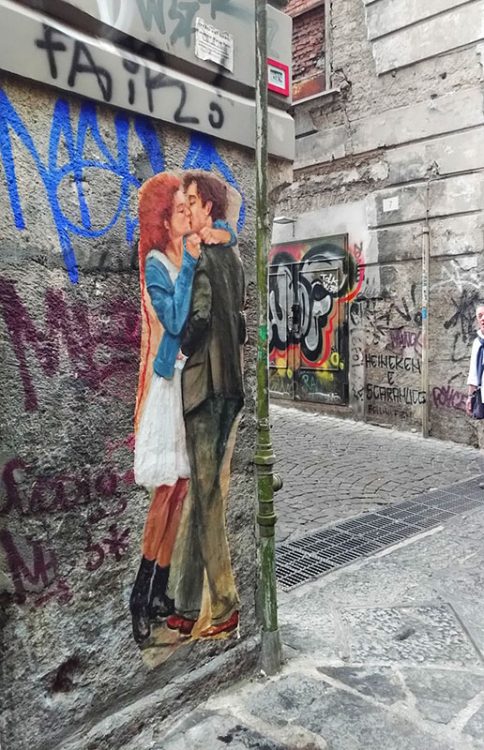 Gasse in Neapel Graffitti Pärchen Schmusen