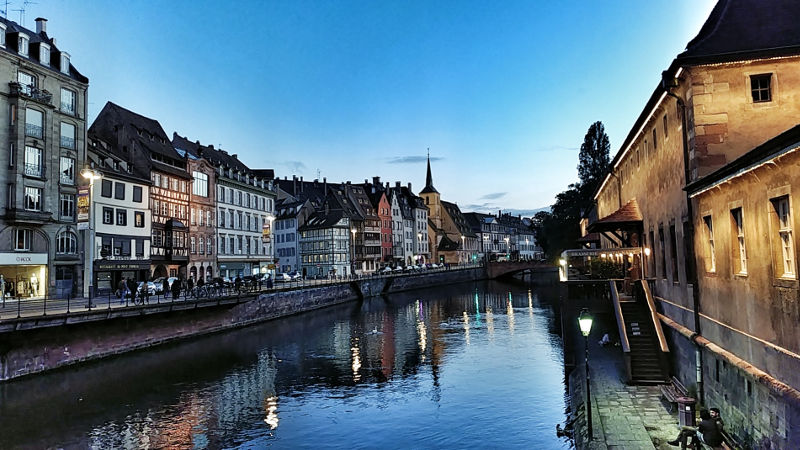 Fachwerkhäuser entlang der Ill in Strassburg im Sonnenuntergang, Wanderhunger