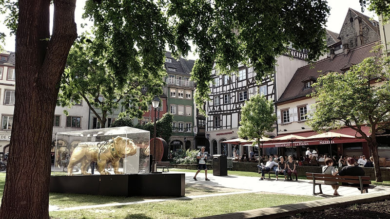 Schöner Platz in Strassburg mit Kunstwerk von L'Industrie Magnifique, Wanderhunger