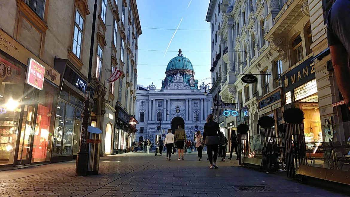 Der Wiener Michaelerplatz vom Kohlmarkt aus in der Abendsonne gesehen. Wanderhunger, Fotoparade