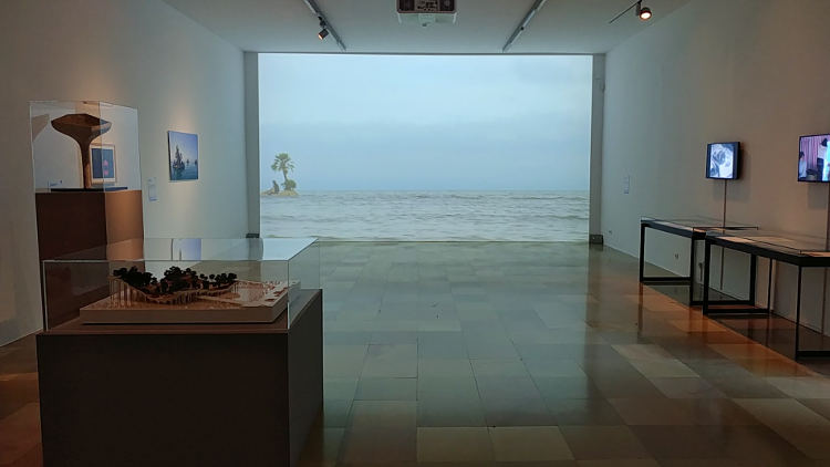 Ein Raum mit Kunstwerken und Objekten von Heatherwick Studio, Joong Keun Lee, Swoon, Antti Laitinen, The Play, Zentrum für politische Schönheit, Simon Starling und Roman Signer. Höhenrausch Linz 2018. Wanderhunger