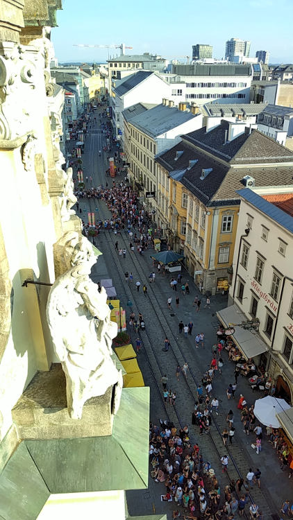 Das Pflasterspektakel auf der Linzer Landstraße gesehen vom Turm der Ursulinenkirche beim Höhenrausch 2018. Wanderhunger