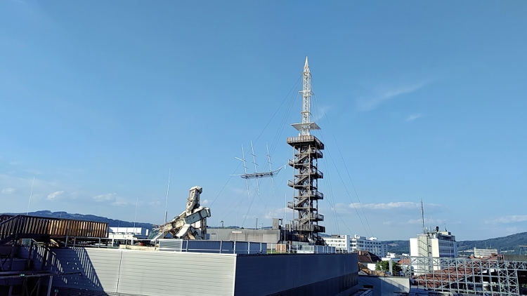 Von der Ursulinenkirche sehen wir die Kunstwerke The Flying Ship und Kcho sowie den Turm des Höhenrauschs 2018 in Linz. Wanderhunger