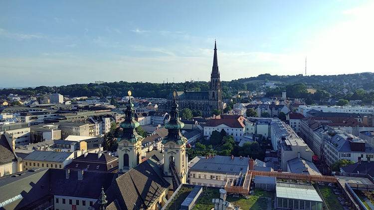 Herrlicher Ausblick über Linz bei strahlendem Sommerwetter zum Linzer Mariendom. Höhenrausch 2018. Wanderhunger