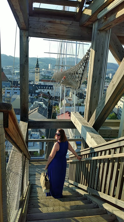 Bloggerin Martina am Holzturm des Höhenrauschs 2018 in Linz. Wanderhunger