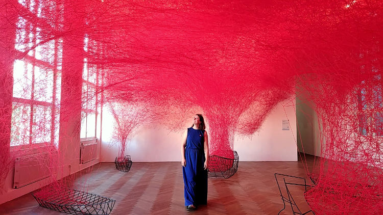 Die Installation Uncertain Journey von Chiharu Shiota, ein unglaubliches Gepinst aus roten Wollfäden, das den ganzen Raum durchzieht. Höhenrausch 2018, Wandehrunger.