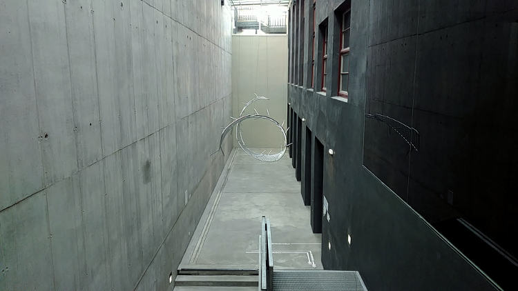 Ein Absperrzaun schwebt über den Köpfen statt wie sonst die Menschen voneinander zu trennen: Installation New Wave von Didier Fiúza Faustino. Wanderhunger