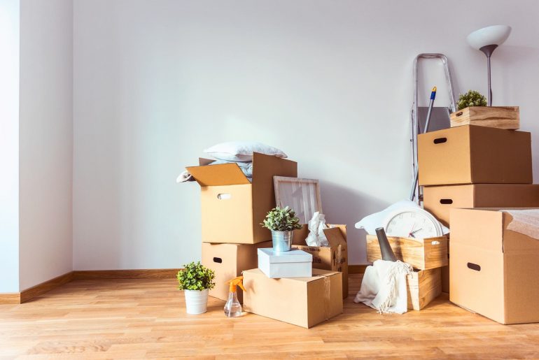 Ausziehen & Umziehen, Umräumen & Aussortieren iStock, Lordn, 658680974. Umzugskartons, Umzug, gestapelt, Ausräumen. Wanderhunger