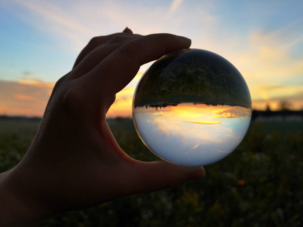 Sonnenaufgang fotografiert durch einen Lensball/Kristallkugel mit einem Huawei P20 Pro. Technik auf Reisen. Wanderhunger