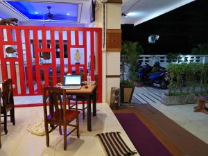 Arbeit am Blog im offenen Foyer des Hotels Green Harbor in Patong Beach auf Phuket. Rückblick auf eine Woche Thailand. Wanderhunger