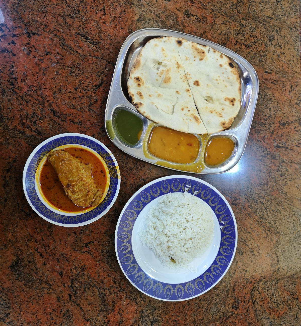 Ausgezeichnetes indisches Essen in Kuala Lumpur gibt es im KLCC im Nasi Kandar Pelita, hier Chicken Curry und Naan Brot. Wanderhunger