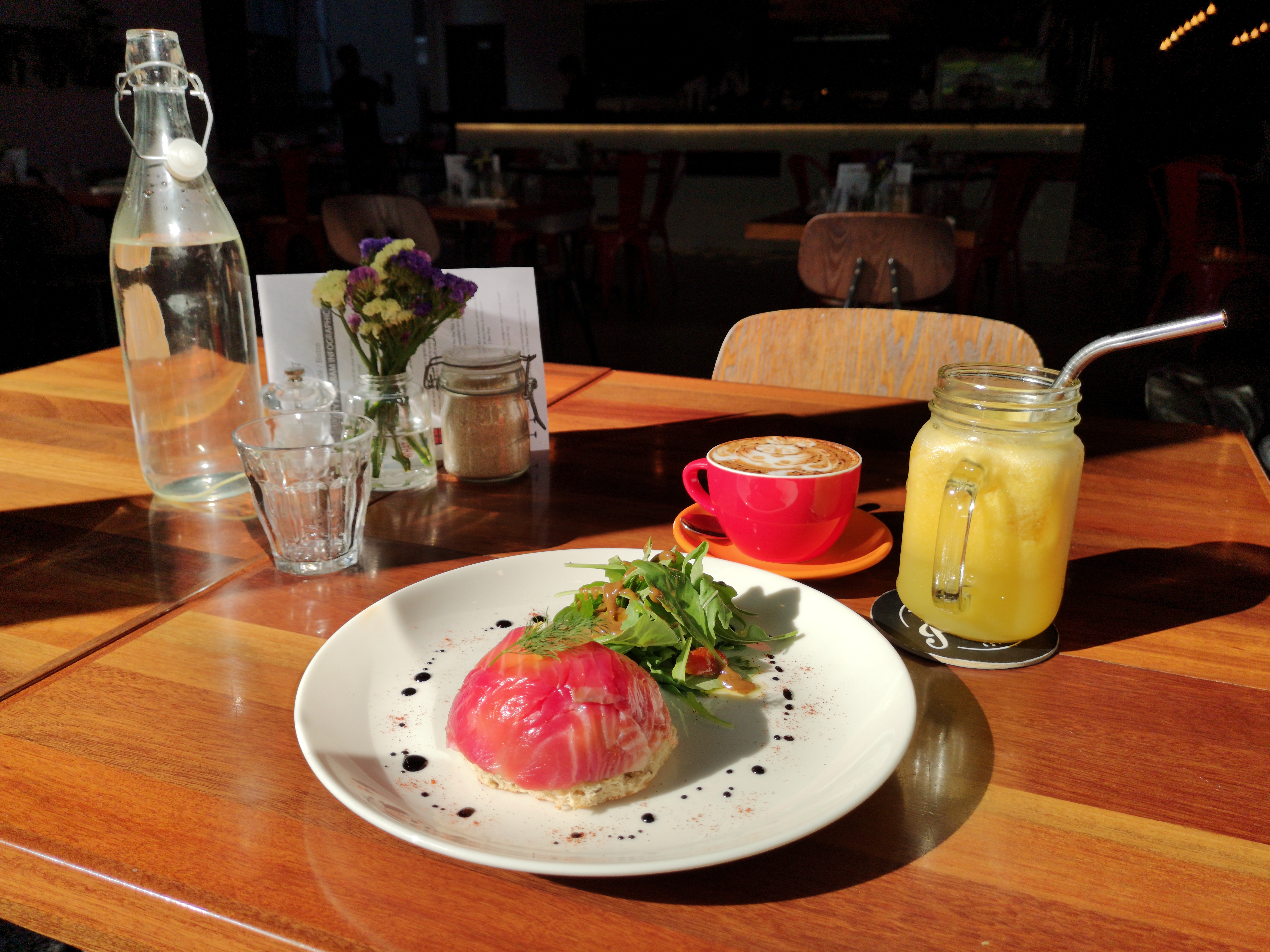 Im Ra.Ft Cafe Bistro in Kuala Lumpur KLCC kann man bestes Frühstück genießen, wie hier Lachs und pochiertes Ei auf Toast, dazu Cappuccino und Orangensaft. Wanderhunger