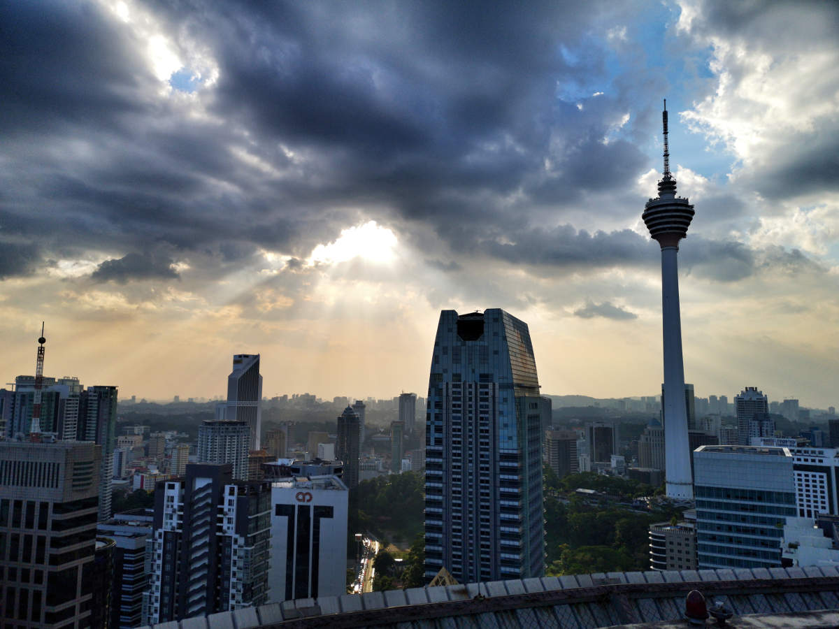 Die Heli Lounge Bar in Kuala Lumpur ist eine Cocktailbar/Rooftopbar auf dem Menara KH Tower auf einem aktiven Helikopter-Landeplatz. Sie bietet einen randlosen 360 Grad Ausblick auf Kuala Lumpur. Wanderhunger