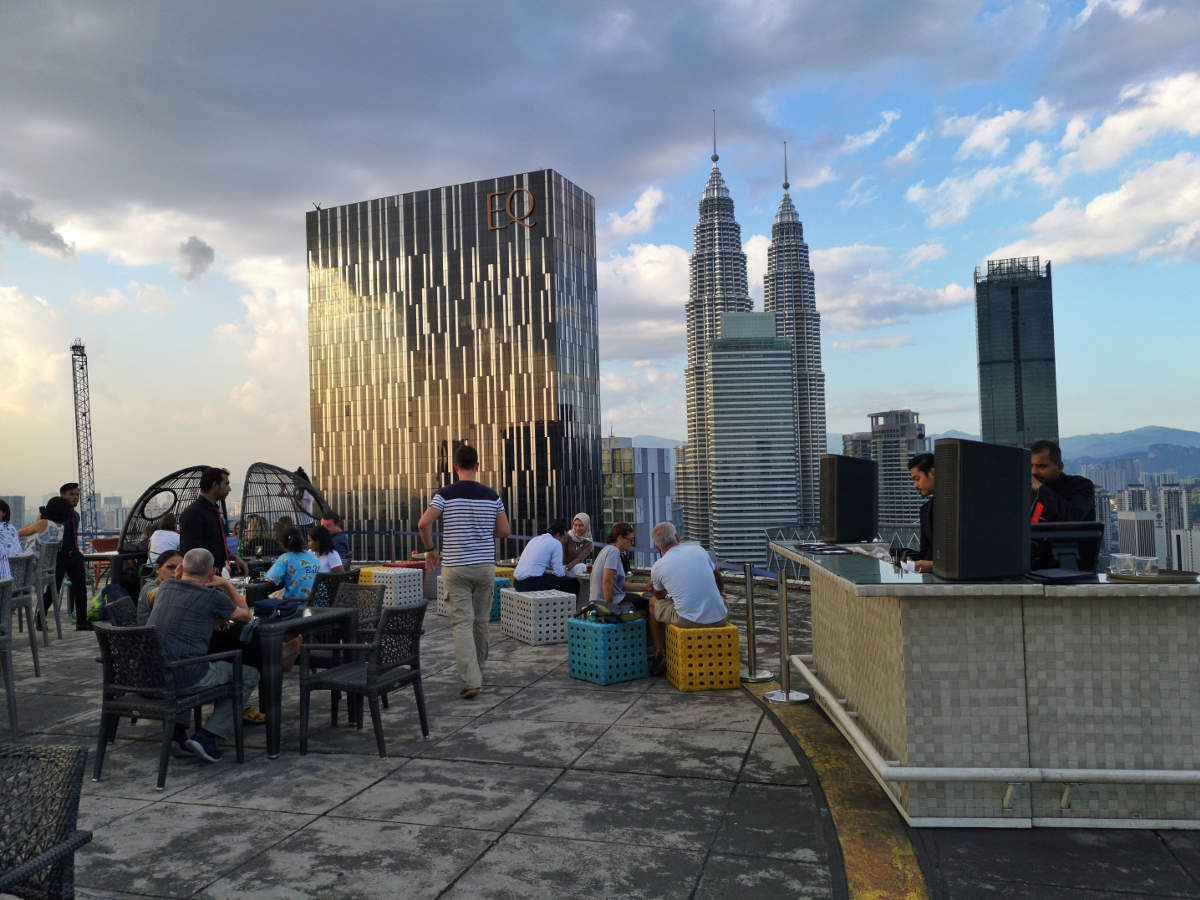 In der Heli Lounge Bar in Kuala Lumpur genießt man Cocktails auf einer Helikopter Landeplattform mit Blick auf die Petronas Towers. Wanderhunger