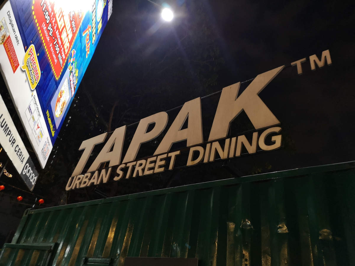 Der Tapak Street Food Market liegt mittem im Kuala Lumpur KLCC neben den Petronas Towers. Viele Foodtrucks bieten eine große mutlikulturelle Essensauswahl. Wanderhunger