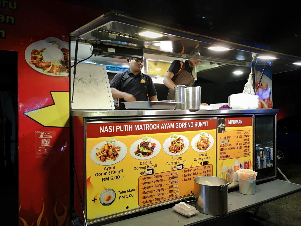 Dieser Foodtruck am Tapak Street Food Market in Kuala Lumpur KLCC bietet malaysische Reisgerichte. Wanderhunger