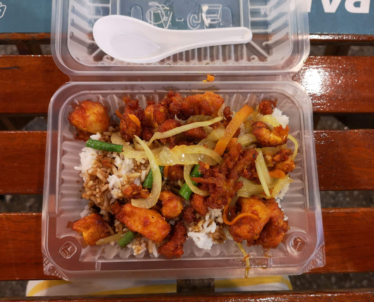 Scharfes malaysisches Hühnchen auf Reis am Tapak Street Food Market in Kuala Lumpur KLCC. Wanderhunger