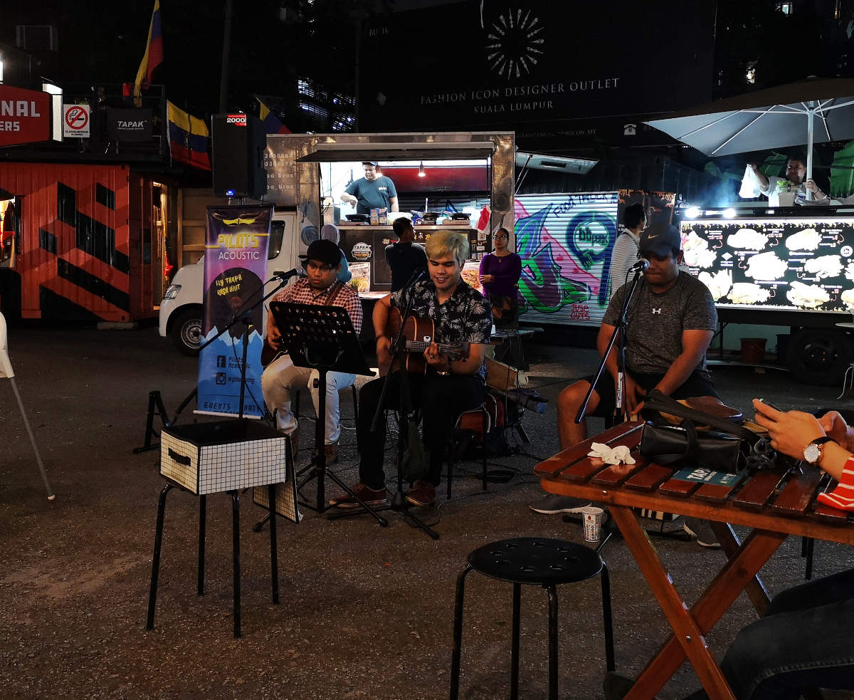 Am Tapak Street Food Market spielt abends die Band Pilots Acoustic, die tolle Stimmung macht. Kuala Lumpur City Center KLCC. Wanderhunger