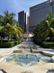 Die Gartenanlage der Masjid Jamek Moschee ist wahnsinnig gepflegt, ruhig, schön und ist durchzogen von diesem großen Brunnen. Wanderhunger