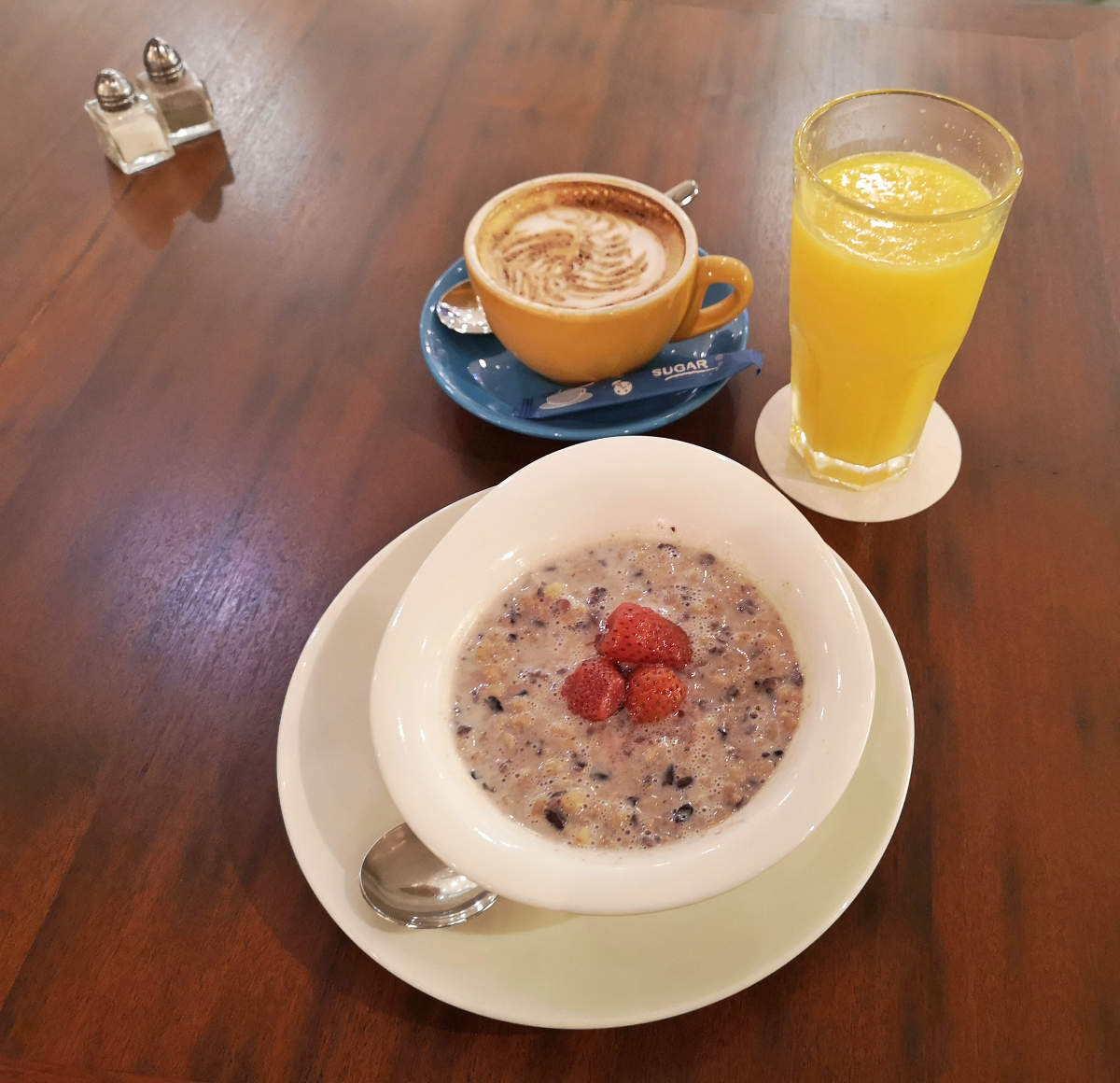Frühstück und Shopping verbindet sich am besten im Nutmeg Cafe in Kuala Lumpur Bangsar Village, hier mit Porrige, Cappuccino und Orangensaft. Wanderhunger
