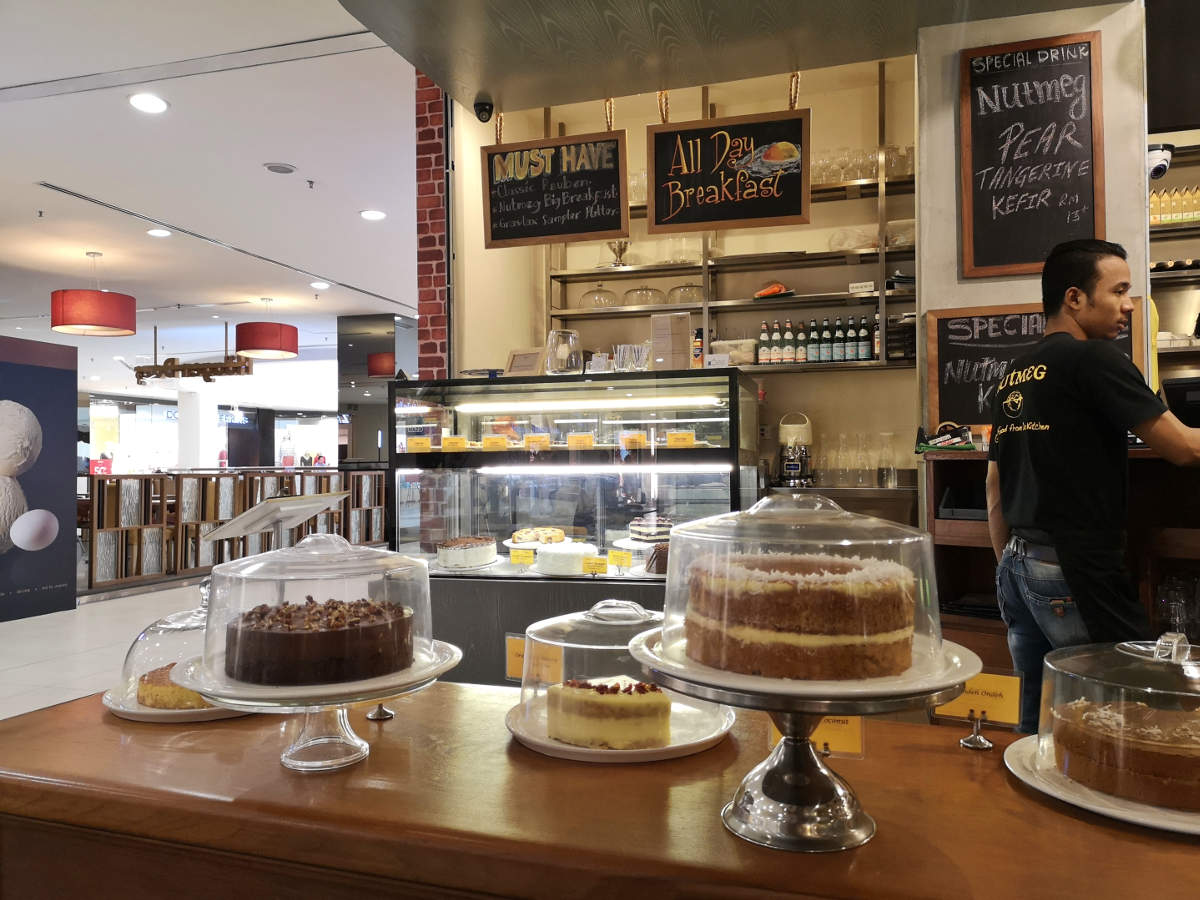 Die Kuchen und Torten im Nutmeg Cafe im Bangsar Village Shopping Center, Kuala Lumpur, haben ausgezeichnet ausgesehen. Wanderhunger