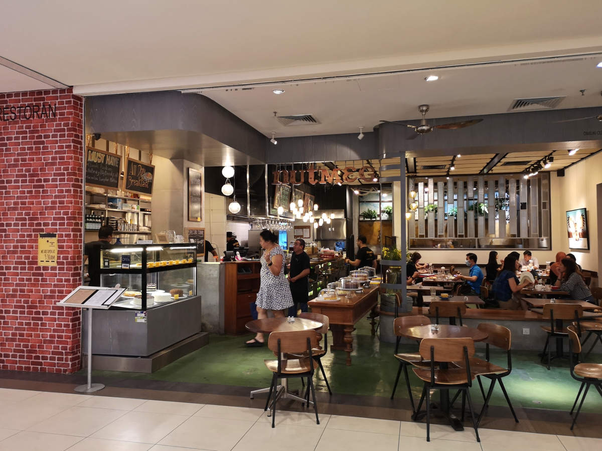 Der Gastraum des Nutmeg Cafe im Bangsar Village Shopping Center in Kuala Lumpur bietet gemütliche Sitzplätze und einen guten Ausblick auf die vorbeigehenden Leute. Wanderhunger
