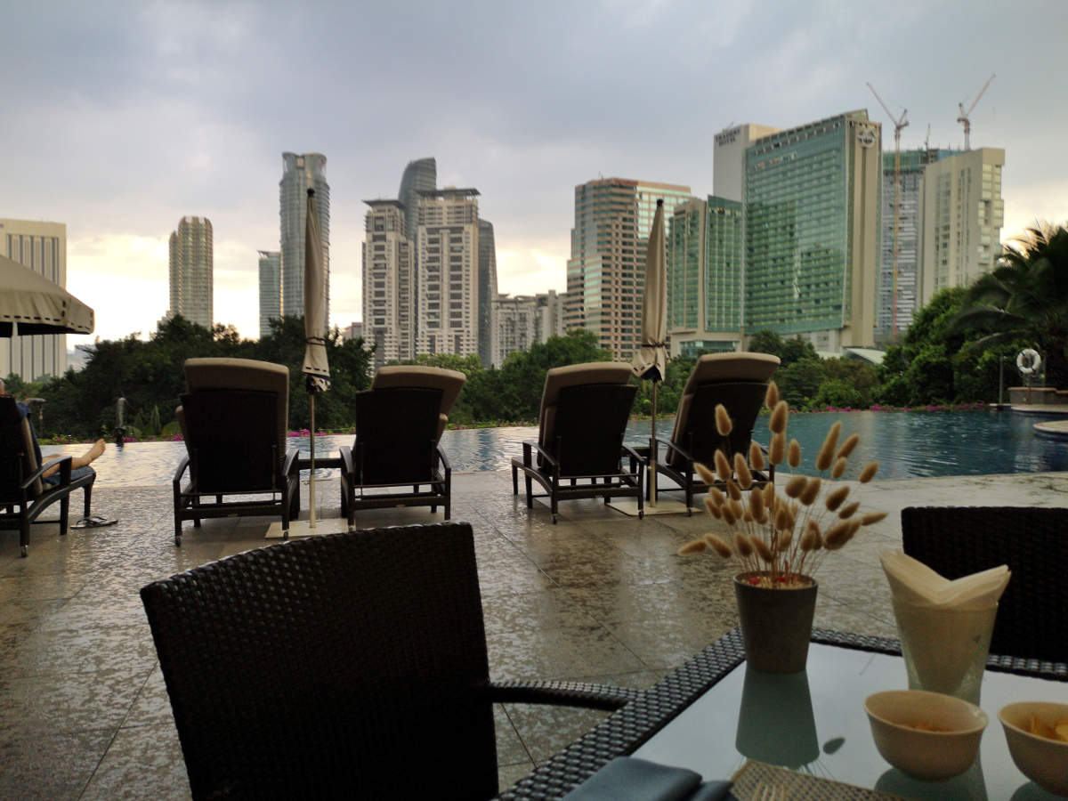 Im Restaurant Aqua im Mandarin Oriental Kuala Lumpur genießt man den Blick auf Pool und die umliegenden Skyscraper. Wanderhunger