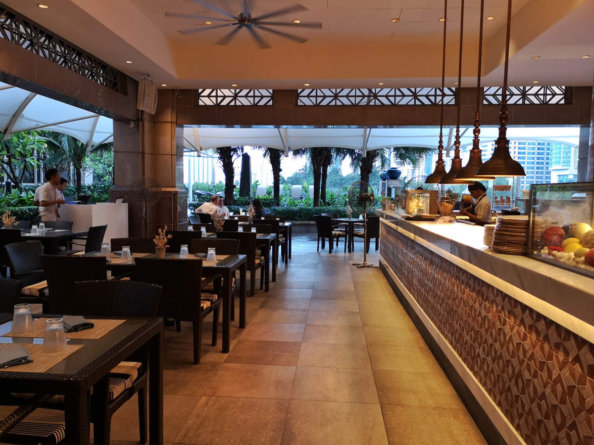 Die Sitzplätze im Restaurant Aqua im Luxusuhotel Mandarin Oriental in Kuala Lumpur neben der offenen Küche und Bar. Wanderhunger