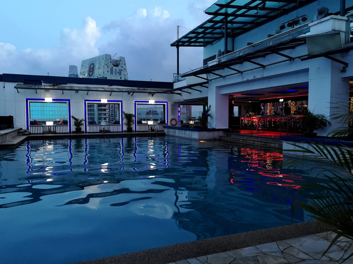 Der Poolbereich des Hotels Pacific Regency Suites in Kuala Lumpur verwandelt sich abends in eine Cocktail Rooftop Bar. Wanderhunger
