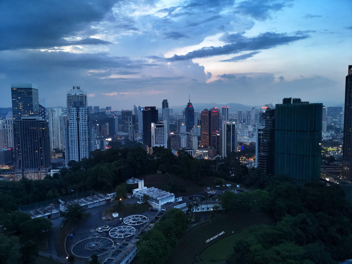 Der Ausblick auf Kuala Lumpur von der Luna Bar in Kuala Lumpur aus gesehen, zur Zeit des Sonnenuntergangs. Wanderhunger