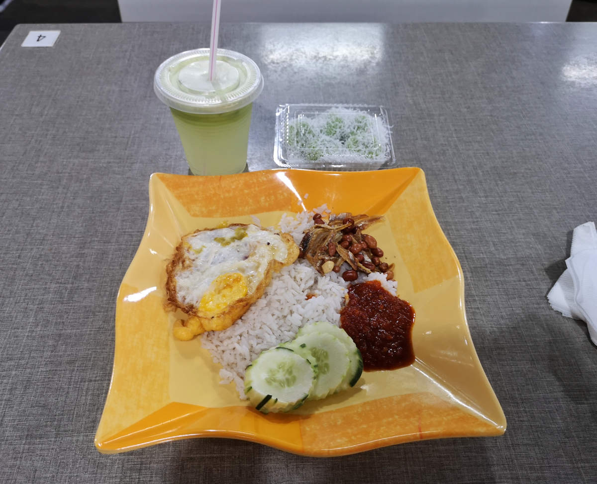 Nasi Lemak, Kokosreis, wird in Malaysien gerne zum Frühstück gegessen. Dazu ein frisch gepresster Saft. Wanderhunger