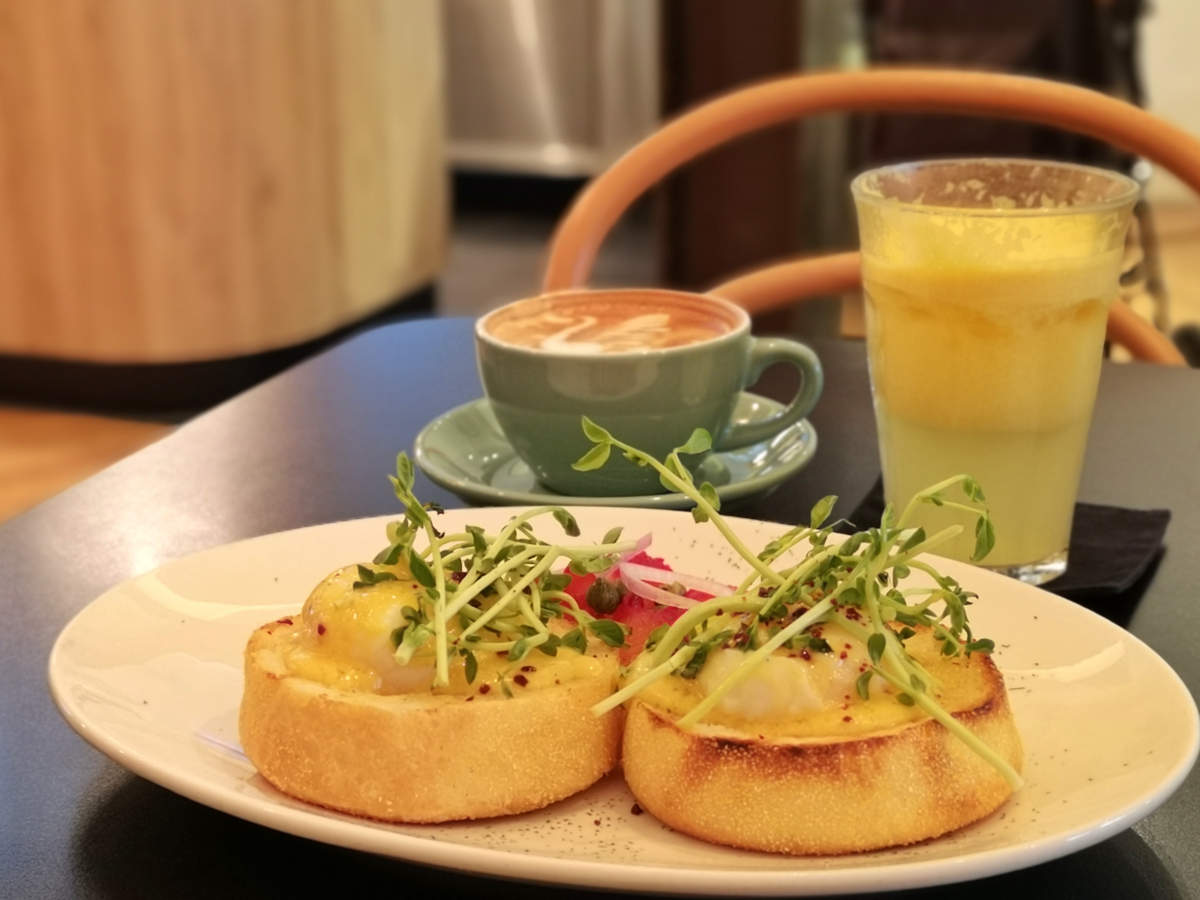 Das Feeka Coffee Roasters in Kuala Lumpur bietet fantastisches Frühstück, hierist wirklich alles gut, so wie hier mein Salmon Egg Benedict. Wanderhunger