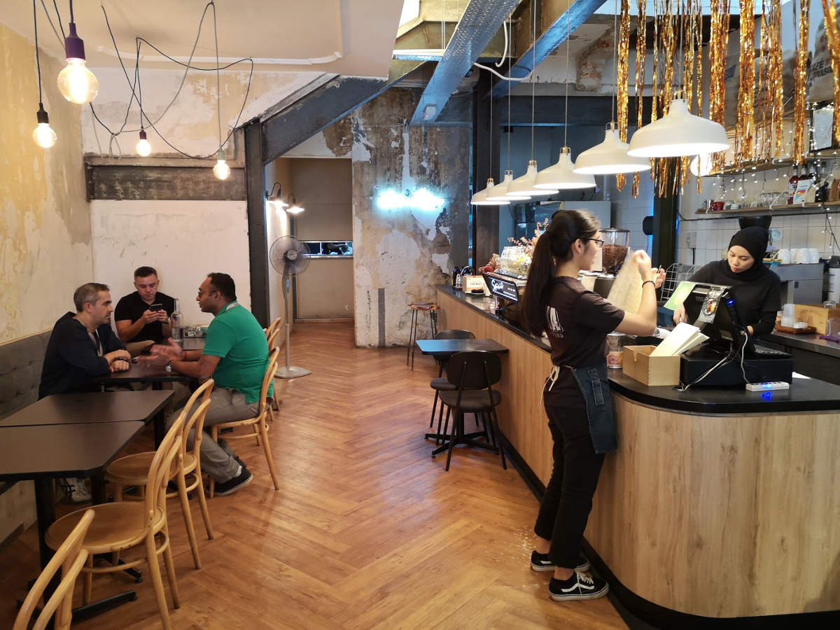 Im Feeka Coffee Roasters in Kuala Lumpur fühlt man sich wie versetzt nach Berlin in ein Hipster-Cafe. Wanderhunger