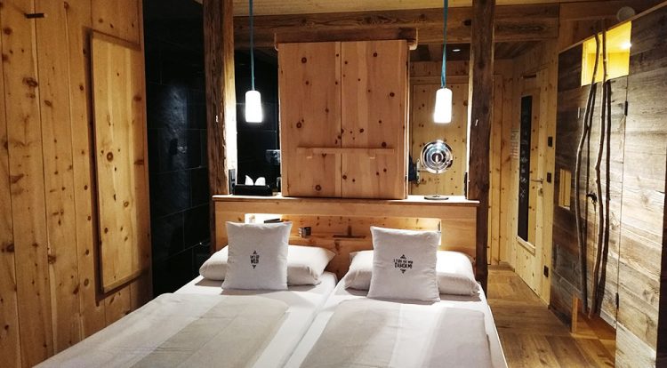 mama thresl Zimmer Woodenstyle Bett