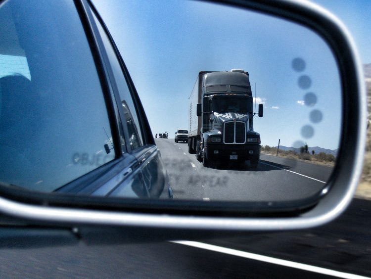 Ein Truck am Highway auf dem Weg ins Death Valley. Wanderhunger. Von Monterey in's Death Valley