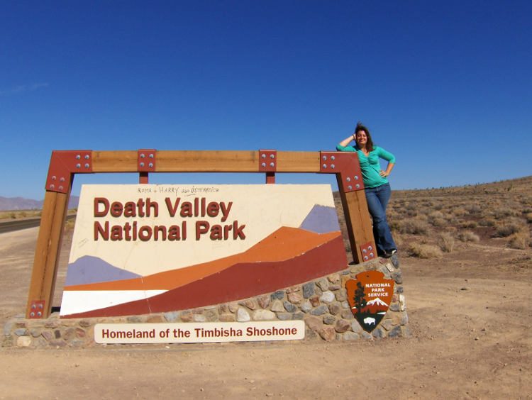 Am Grenzschild am Rande des Death Valley. Wanderhunger. Von Monterey in's Death Valley