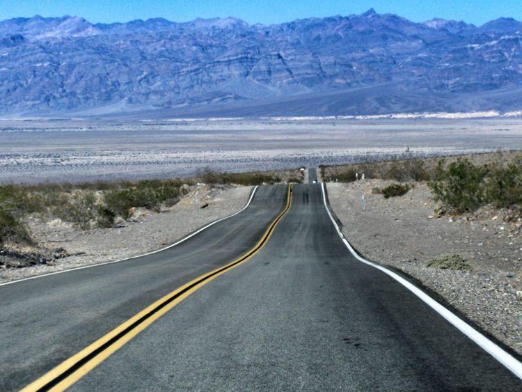 Einsame Straße in's Death Valley. Wanderhunger. Von Monterey in's Death Valley
