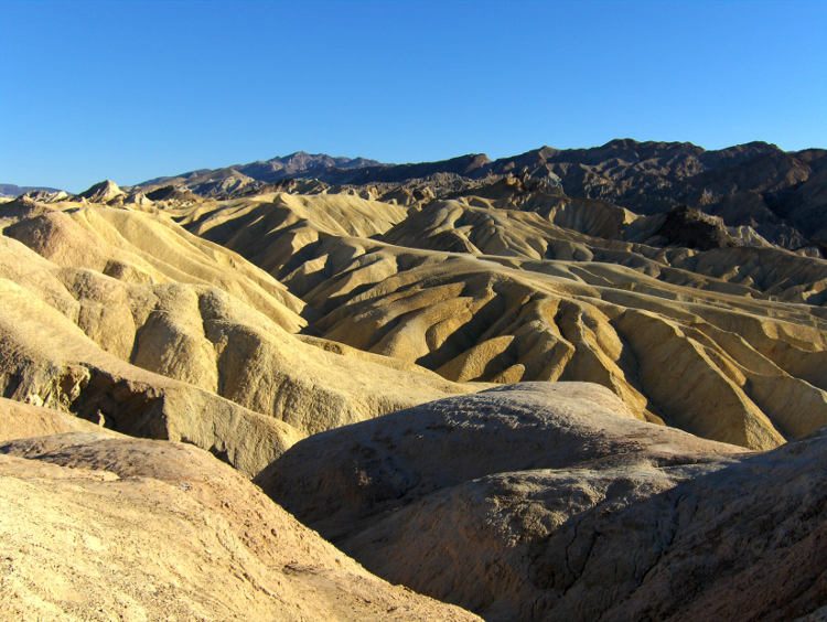 Gesteinsformationen im Death Valley bei sinkendem Sonnenstand. Wanderhunger. Von Monterey in's Death Valley