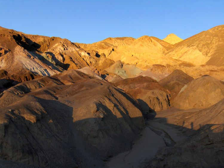 Felsformationen im Deathvalley im Abendrot. Wanderhunger. Von Monterey in's Death Valley
