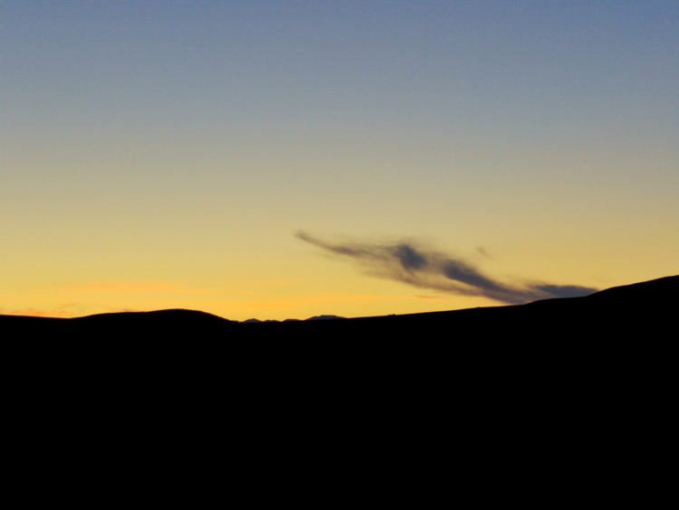 Abendrot mit Fetzenwolke über dem Deathvalley. Wanderhunger. Von Monterey in's Death Valley