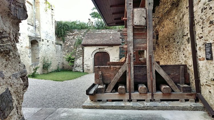 Blick durch ein Fenster in der Mauer in den Innenhof der Spitzer Burg. Spitz an der Donau. Wanderhunger