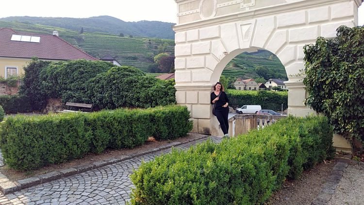 Martina vor der Burg in Spitz an der Donau. Wanderhunger