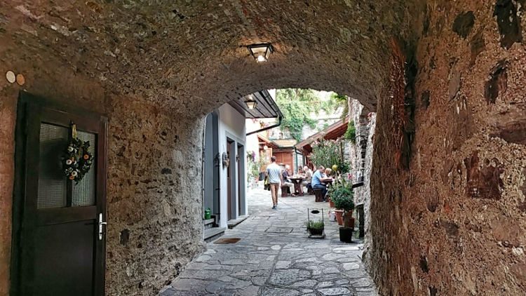 Eingang zur Buschenschank von Weinbau Lechner in Spitz an der Donau. Wanderhunger