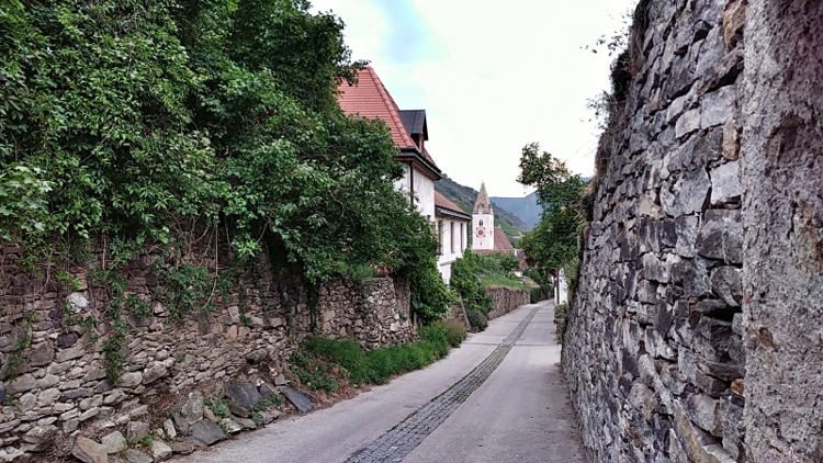 Kleine Straßen führen über die Weinberge in Spitz an der Donau. Wanderhunger