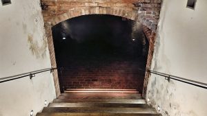 Der Abgang in den alten Weinkeller der Sandgrube 13, wo die Weinraritäten lagern. Winzer Krems. Wanderhunger