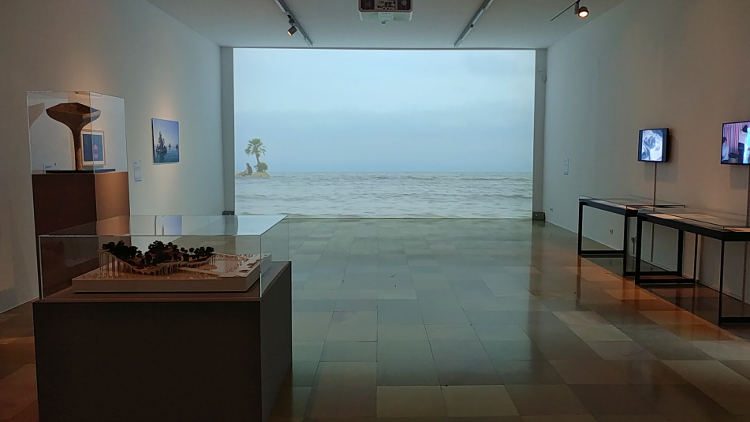 Ein Raum mit Kunstwerken und Objekten von Heatherwick Studio, Joong Keun Lee, Swoon, Antti Laitinen, The Play, Zentrum für politische Schönheit, Simon Starling und Roman Signer. Höhenrausch Linz 2018. Wanderhunger