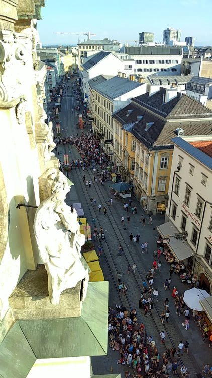 Das Pflasterspektakel auf der Linzer Landstraße gesehen vom Turm der Ursulinenkirche beim Höhenrausch 2018. Wanderhunger